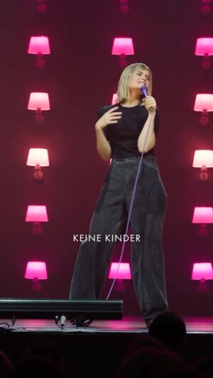 Hazel Brugger Instagram - Danke für 1 Mio Views auf YouTube für mein neustes Comedy-Special #immernochwach 🥳 ich weiß nicht, ob es mein BESTES Programm bisher ist (das müssen andere entscheiden..), es ist aber auf jeden Fall mein am besten gefilmtes 🍿🎬 Danke nochmal an @hellofreshde für die Unterstützung 🥦

Ich freue mich auf die Dernieren in Stockholm und Hamburg und mein neues Programm #goodeveningeurope 🐂🇪🇺 übrigens: Viele Termine bis Sommer 2026 sind schon ausverkauft, für Rust am 24.04.26 und Hildesheim am 31.05.26 gibt’s aber zB noch Karten 🧐
