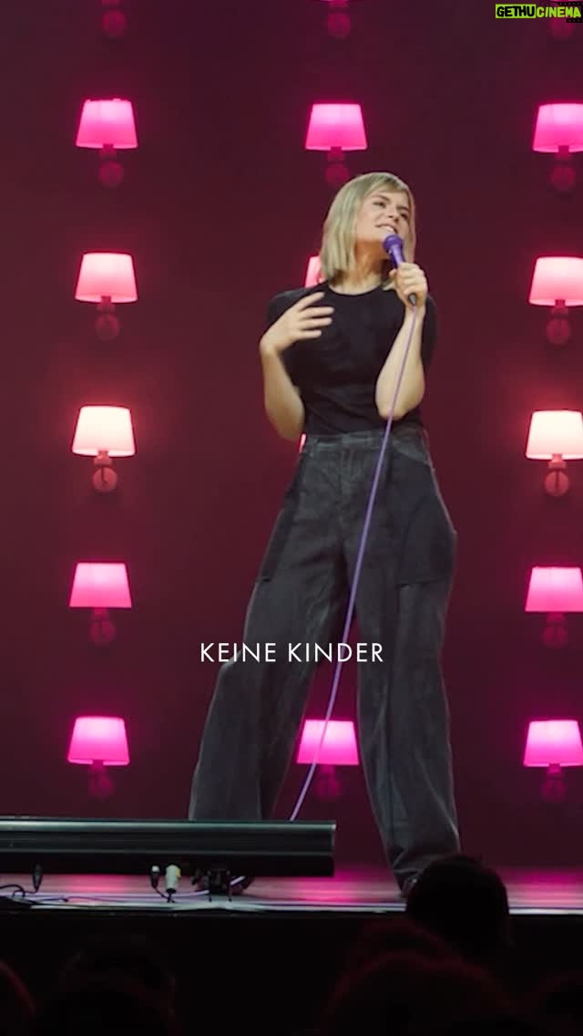 Hazel Brugger - 82.3K Likes - Danke für 1 Mio Views auf YouTube für mein neustes Comedy-Special #immernochwach 🥳 ich weiß nicht, ob es mein BESTES Programm bisher ist (das müssen andere entscheiden..), es ist aber auf jeden Fall mein am besten gefilmtes 🍿🎬 Danke nochmal an @hellofreshde für die Unterstützung 🥦

Ich freue mich auf die Dernieren in Stockholm und Hamburg und mein neues Programm #goodeveningeurope 🐂🇪🇺 übrigens: Viele Termine bis Sommer 2026 sind schon ausverkauft, für Rust am 24.04.26 und Hildesheim am 31.05.26 gibt’s aber zB noch Karten 🧐