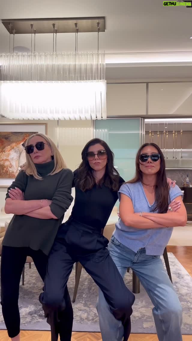 Heather Dubrow - 41.3K Likes - When the snack qween meets OC royalty 🍊👑 We dance ! 💃🏻💃🏻💃🏻

#realhousewives #rhoc #snackqween #dancingtrio
