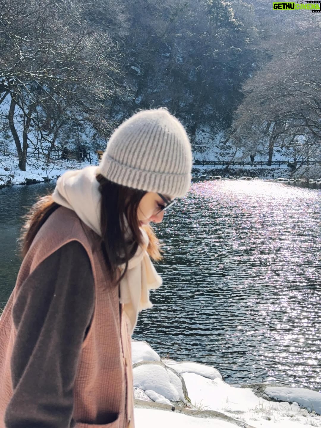 Hebe Tien Fu-chen - 115K Likes - 白羊寺🤍🙏🏽
因為正寬法師的寺廟料理，而有機緣造訪白羊寺，幸運待上幾天。體驗四點晨起，晚上九點熄燈就寢，餐餐茹素的寺廟生活。
世界寂靜到可以聽見雪落下的聲音了，白雪皚皚，滿天星斗，零下七度（體感負十五度），天未亮便起身，摸黑去做早課，靜心冥想。
遵循著自然法則生活，也被大自然擁抱滋養。
月亮、星辰、陽光、好山、好水、好雪，好感激。

在一年的尾聲，用喜歡的方式，讓心安靜下來，好好感謝這一年的所遇見的。真幸福。🤍