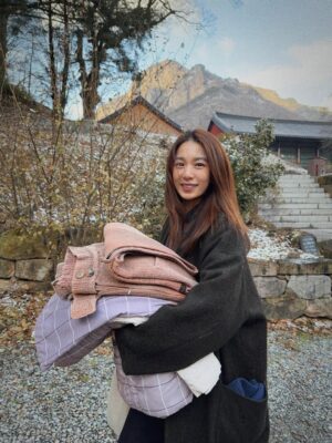 Hebe Tien Fu-chen Instagram - 白羊寺🤍🙏🏽
因為正寬法師的寺廟料理，而有機緣造訪白羊寺，幸運待上幾天。體驗四點晨起，晚上九點熄燈就寢，餐餐茹素的寺廟生活。
世界寂靜到可以聽見雪落下的聲音了，白雪皚皚，滿天星斗，零下七度（體感負十五度），天未亮便起身，摸黑去做早課，靜心冥想。
遵循著自然法則生活，也被大自然擁抱滋養。
月亮、星辰、陽光、好山、好水、好雪，好感激。

在一年的尾聲，用喜歡的方式，讓心安靜下來，好好感謝這一年的所遇見的。真幸福。🤍
