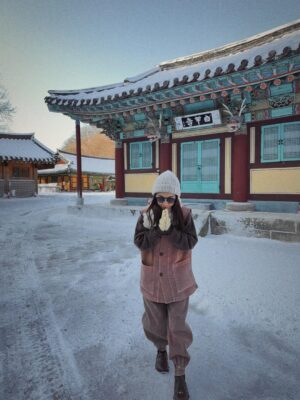 Hebe Tien Fu-chen Instagram - 白羊寺🤍🙏🏽
因為正寬法師的寺廟料理，而有機緣造訪白羊寺，幸運待上幾天。體驗四點晨起，晚上九點熄燈就寢，餐餐茹素的寺廟生活。
世界寂靜到可以聽見雪落下的聲音了，白雪皚皚，滿天星斗，零下七度（體感負十五度），天未亮便起身，摸黑去做早課，靜心冥想。
遵循著自然法則生活，也被大自然擁抱滋養。
月亮、星辰、陽光、好山、好水、好雪，好感激。

在一年的尾聲，用喜歡的方式，讓心安靜下來，好好感謝這一年的所遇見的。真幸福。🤍