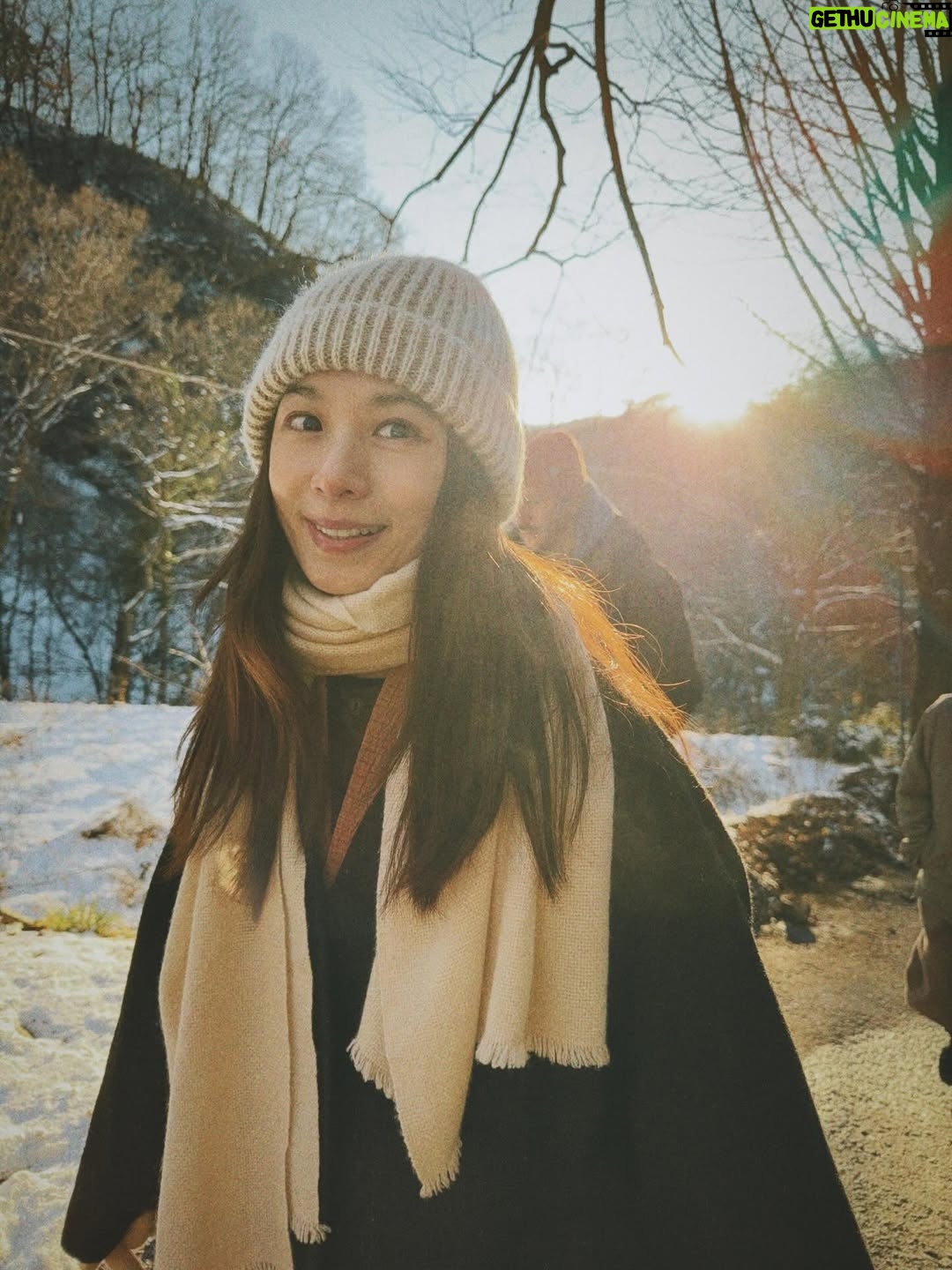 Hebe Tien Fu-chen - 115K Likes - 白羊寺🤍🙏🏽
因為正寬法師的寺廟料理，而有機緣造訪白羊寺，幸運待上幾天。體驗四點晨起，晚上九點熄燈就寢，餐餐茹素的寺廟生活。
世界寂靜到可以聽見雪落下的聲音了，白雪皚皚，滿天星斗，零下七度（體感負十五度），天未亮便起身，摸黑去做早課，靜心冥想。
遵循著自然法則生活，也被大自然擁抱滋養。
月亮、星辰、陽光、好山、好水、好雪，好感激。

在一年的尾聲，用喜歡的方式，讓心安靜下來，好好感謝這一年的所遇見的。真幸福。🤍