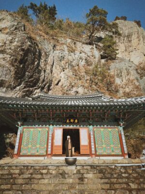 Hebe Tien Fu-chen Instagram - 白羊寺🤍🙏🏽
因為正寬法師的寺廟料理，而有機緣造訪白羊寺，幸運待上幾天。體驗四點晨起，晚上九點熄燈就寢，餐餐茹素的寺廟生活。
世界寂靜到可以聽見雪落下的聲音了，白雪皚皚，滿天星斗，零下七度（體感負十五度），天未亮便起身，摸黑去做早課，靜心冥想。
遵循著自然法則生活，也被大自然擁抱滋養。
月亮、星辰、陽光、好山、好水、好雪，好感激。

在一年的尾聲，用喜歡的方式，讓心安靜下來，好好感謝這一年的所遇見的。真幸福。🤍