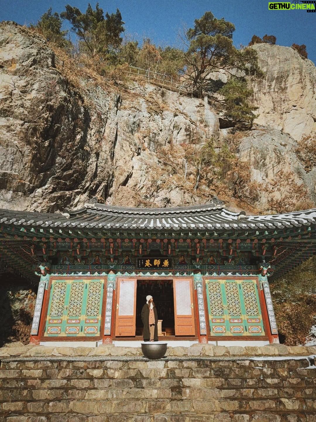 Hebe Tien Fu-chen - 115K Likes - 白羊寺🤍🙏🏽
因為正寬法師的寺廟料理，而有機緣造訪白羊寺，幸運待上幾天。體驗四點晨起，晚上九點熄燈就寢，餐餐茹素的寺廟生活。
世界寂靜到可以聽見雪落下的聲音了，白雪皚皚，滿天星斗，零下七度（體感負十五度），天未亮便起身，摸黑去做早課，靜心冥想。
遵循著自然法則生活，也被大自然擁抱滋養。
月亮、星辰、陽光、好山、好水、好雪，好感激。

在一年的尾聲，用喜歡的方式，讓心安靜下來，好好感謝這一年的所遇見的。真幸福。🤍
