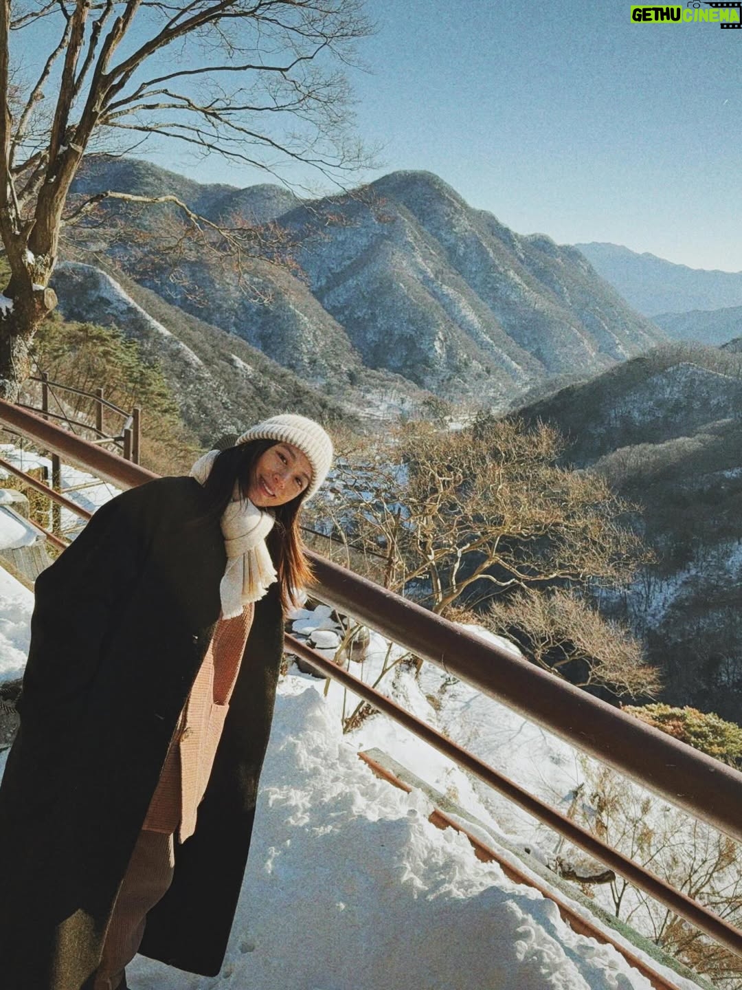 Hebe Tien Fu-chen - 115K Likes - 白羊寺🤍🙏🏽
因為正寬法師的寺廟料理，而有機緣造訪白羊寺，幸運待上幾天。體驗四點晨起，晚上九點熄燈就寢，餐餐茹素的寺廟生活。
世界寂靜到可以聽見雪落下的聲音了，白雪皚皚，滿天星斗，零下七度（體感負十五度），天未亮便起身，摸黑去做早課，靜心冥想。
遵循著自然法則生活，也被大自然擁抱滋養。
月亮、星辰、陽光、好山、好水、好雪，好感激。

在一年的尾聲，用喜歡的方式，讓心安靜下來，好好感謝這一年的所遇見的。真幸福。🤍