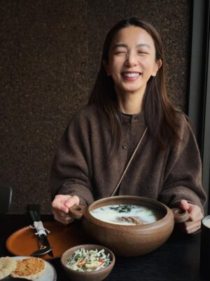 Hebe Tien Fu-chen Instagram - 🍴人間煙火🥢Just Do Eat🐽

因為體驗白羊寺的行程，讓我有機會人生第一次到首爾。
記得上一次到韓國是國小時期了，當時的首爾還稱爲漢城。（我的天😮竟然是經歷過漢城時代的長輩了 ！哈哈！我是古人嗎！👲🏻）

首次的首爾行，美食清單當然要一一✔️
雪濃湯✔️
烤豬五花✔️
水芹牛肉湯✔️
蔘雞湯✔️
Twelve 蔬果汁✔️
烤韓牛✔️
菜包肉✔️
韓式炸雞✔️
Zest🍸✔️
🥐☕️🍓…

喜歡山林的簡單樸素和寧靜；
也開心體驗都市叢林裡，
眼耳鼻舌口忙著被誘惑的豐盛。

🎤心裡不住唱起<人間煙火>：
感謝老天周到款待我
我作了什麼 能這樣享受
.
.
.
每天
嘗試什麼 探索什麼 新鮮我
咀嚼什麼 消化什麼 美麗我
食人間煙火 作完整的我
擁抱什麼 捨棄什麼 圓滿我
去作什麼 不作什麼 成熟我
這人間煙火 要盡情揮霍
這種幸福不愧疚

這人間煙火享受得開心又感激！😋
