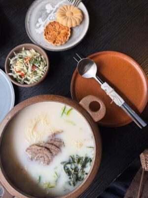 Hebe Tien Fu-chen Instagram - 🍴人間煙火🥢Just Do Eat🐽

因為體驗白羊寺的行程，讓我有機會人生第一次到首爾。
記得上一次到韓國是國小時期了，當時的首爾還稱爲漢城。（我的天😮竟然是經歷過漢城時代的長輩了 ！哈哈！我是古人嗎！👲🏻）

首次的首爾行，美食清單當然要一一✔️
雪濃湯✔️
烤豬五花✔️
水芹牛肉湯✔️
蔘雞湯✔️
Twelve 蔬果汁✔️
烤韓牛✔️
菜包肉✔️
韓式炸雞✔️
Zest🍸✔️
🥐☕️🍓…

喜歡山林的簡單樸素和寧靜；
也開心體驗都市叢林裡，
眼耳鼻舌口忙著被誘惑的豐盛。

🎤心裡不住唱起<人間煙火>：
感謝老天周到款待我
我作了什麼 能這樣享受
.
.
.
每天
嘗試什麼 探索什麼 新鮮我
咀嚼什麼 消化什麼 美麗我
食人間煙火 作完整的我
擁抱什麼 捨棄什麼 圓滿我
去作什麼 不作什麼 成熟我
這人間煙火 要盡情揮霍
這種幸福不愧疚

這人間煙火享受得開心又感激！😋