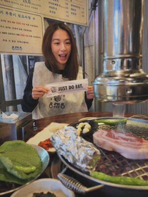 Hebe Tien Fu-chen Instagram - 🍴人間煙火🥢Just Do Eat🐽

因為體驗白羊寺的行程，讓我有機會人生第一次到首爾。
記得上一次到韓國是國小時期了，當時的首爾還稱爲漢城。（我的天😮竟然是經歷過漢城時代的長輩了 ！哈哈！我是古人嗎！👲🏻）

首次的首爾行，美食清單當然要一一✔️
雪濃湯✔️
烤豬五花✔️
水芹牛肉湯✔️
蔘雞湯✔️
Twelve 蔬果汁✔️
烤韓牛✔️
菜包肉✔️
韓式炸雞✔️
Zest🍸✔️
🥐☕️🍓…

喜歡山林的簡單樸素和寧靜；
也開心體驗都市叢林裡，
眼耳鼻舌口忙著被誘惑的豐盛。

🎤心裡不住唱起<人間煙火>：
感謝老天周到款待我
我作了什麼 能這樣享受
.
.
.
每天
嘗試什麼 探索什麼 新鮮我
咀嚼什麼 消化什麼 美麗我
食人間煙火 作完整的我
擁抱什麼 捨棄什麼 圓滿我
去作什麼 不作什麼 成熟我
這人間煙火 要盡情揮霍
這種幸福不愧疚

這人間煙火享受得開心又感激！😋