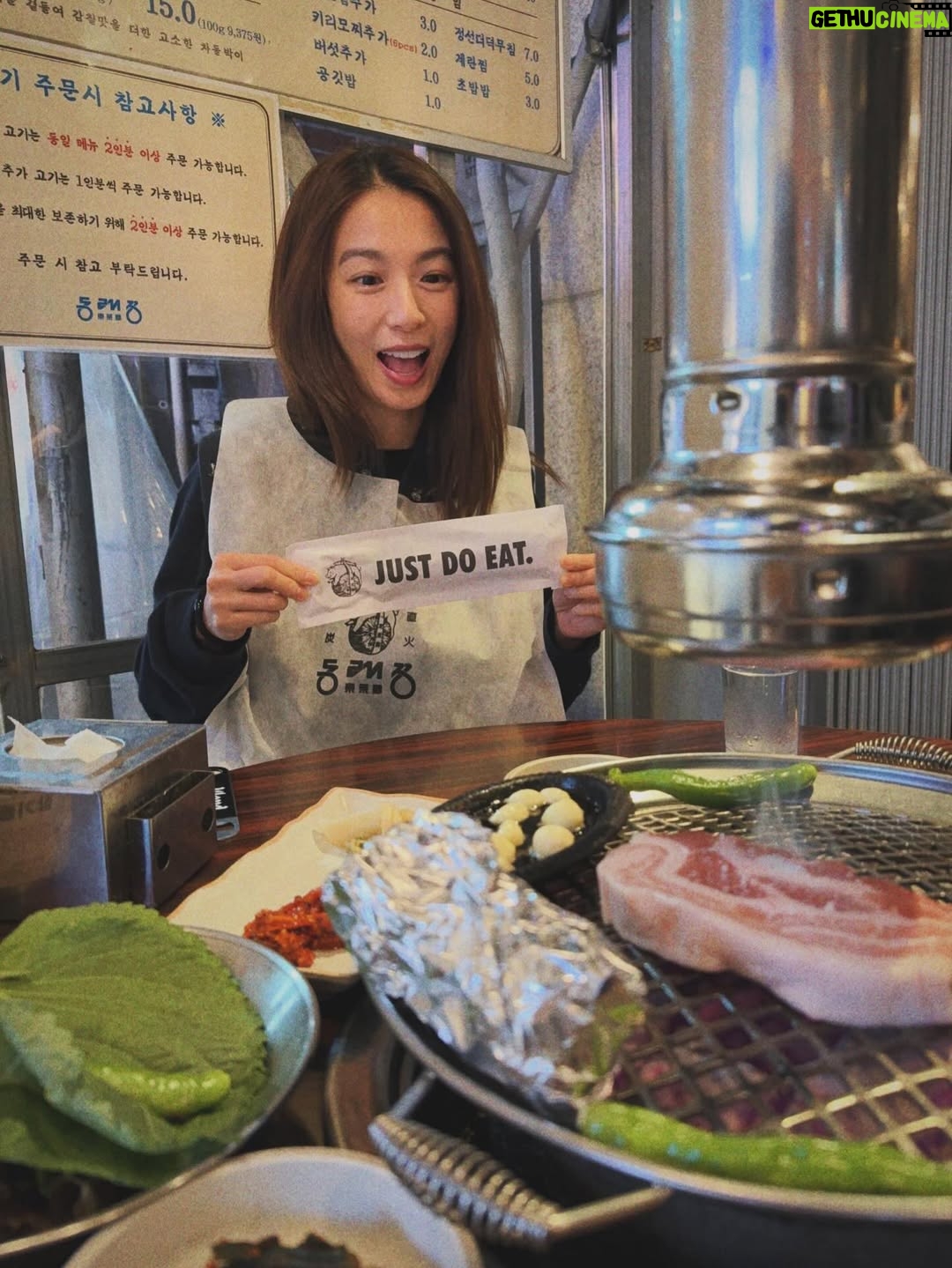Hebe Tien Fu-chen - 159.6K Likes - 🍴人間煙火🥢Just Do Eat🐽

因為體驗白羊寺的行程，讓我有機會人生第一次到首爾。
記得上一次到韓國是國小時期了，當時的首爾還稱爲漢城。（我的天😮竟然是經歷過漢城時代的長輩了 ！哈哈！我是古人嗎！👲🏻）

首次的首爾行，美食清單當然要一一✔️
雪濃湯✔️
烤豬五花✔️
水芹牛肉湯✔️
蔘雞湯✔️
Twelve 蔬果汁✔️
烤韓牛✔️
菜包肉✔️
韓式炸雞✔️
Zest🍸✔️
🥐☕️🍓…

喜歡山林的簡單樸素和寧靜；
也開心體驗都市叢林裡，
眼耳鼻舌口忙著被誘惑的豐盛。

🎤心裡不住唱起<人間煙火>：
感謝老天周到款待我
我作了什麼 能這樣享受
.
.
.
每天
嘗試什麼 探索什麼 新鮮我
咀嚼什麼 消化什麼 美麗我
食人間煙火 作完整的我
擁抱什麼 捨棄什麼 圓滿我
去作什麼 不作什麼 成熟我
這人間煙火 要盡情揮霍
這種幸福不愧疚

這人間煙火享受得開心又感激！😋