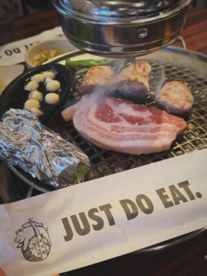 Hebe Tien Fu-chen Instagram - 🍴人間煙火🥢Just Do Eat🐽

因為體驗白羊寺的行程，讓我有機會人生第一次到首爾。
記得上一次到韓國是國小時期了，當時的首爾還稱爲漢城。（我的天😮竟然是經歷過漢城時代的長輩了 ！哈哈！我是古人嗎！👲🏻）

首次的首爾行，美食清單當然要一一✔️
雪濃湯✔️
烤豬五花✔️
水芹牛肉湯✔️
蔘雞湯✔️
Twelve 蔬果汁✔️
烤韓牛✔️
菜包肉✔️
韓式炸雞✔️
Zest🍸✔️
🥐☕️🍓…

喜歡山林的簡單樸素和寧靜；
也開心體驗都市叢林裡，
眼耳鼻舌口忙著被誘惑的豐盛。

🎤心裡不住唱起<人間煙火>：
感謝老天周到款待我
我作了什麼 能這樣享受
.
.
.
每天
嘗試什麼 探索什麼 新鮮我
咀嚼什麼 消化什麼 美麗我
食人間煙火 作完整的我
擁抱什麼 捨棄什麼 圓滿我
去作什麼 不作什麼 成熟我
這人間煙火 要盡情揮霍
這種幸福不愧疚

這人間煙火享受得開心又感激！😋
