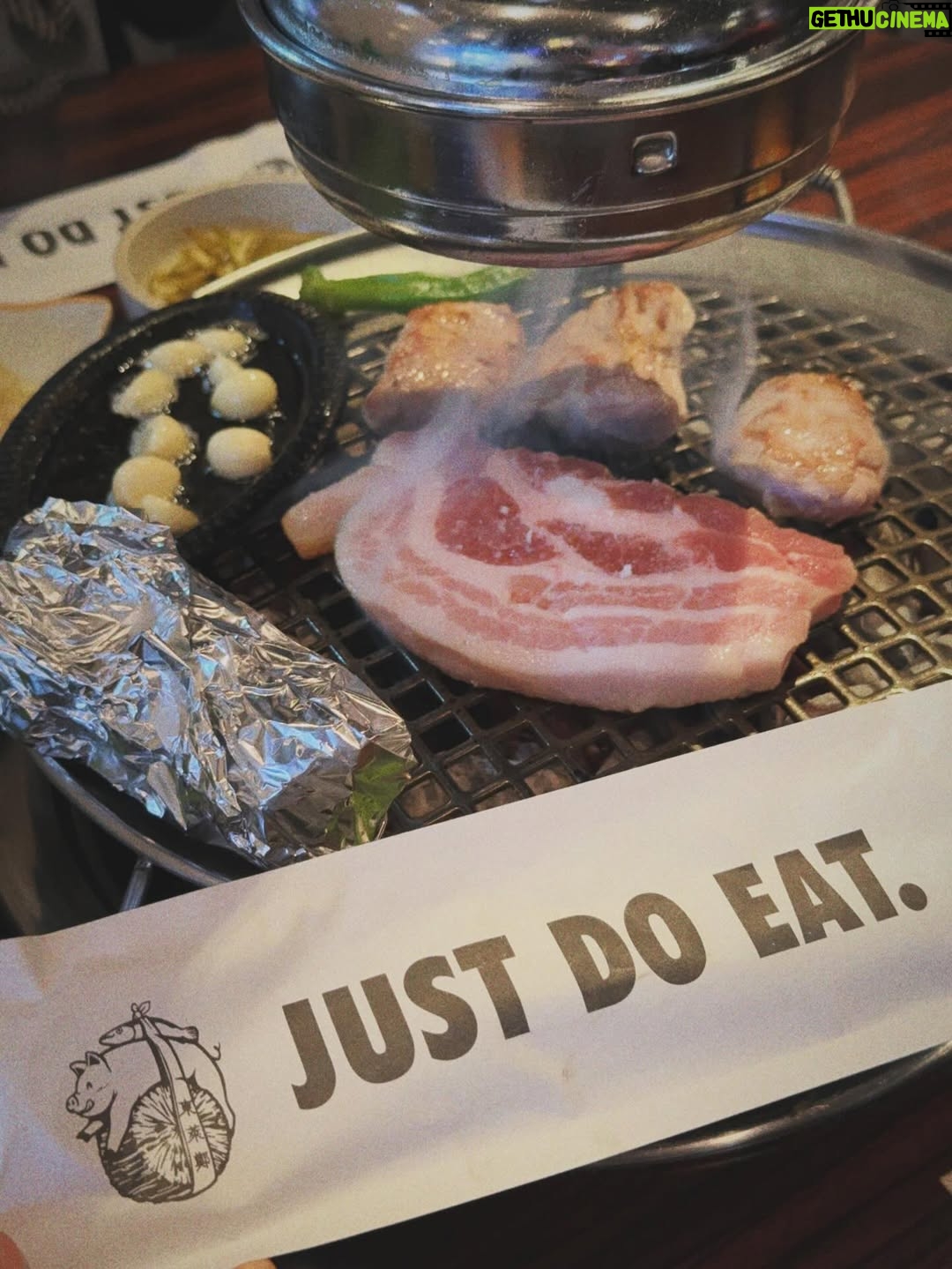 Hebe Tien Fu-chen - 159.6K Likes - 🍴人間煙火🥢Just Do Eat🐽

因為體驗白羊寺的行程，讓我有機會人生第一次到首爾。
記得上一次到韓國是國小時期了，當時的首爾還稱爲漢城。（我的天😮竟然是經歷過漢城時代的長輩了 ！哈哈！我是古人嗎！👲🏻）

首次的首爾行，美食清單當然要一一✔️
雪濃湯✔️
烤豬五花✔️
水芹牛肉湯✔️
蔘雞湯✔️
Twelve 蔬果汁✔️
烤韓牛✔️
菜包肉✔️
韓式炸雞✔️
Zest🍸✔️
🥐☕️🍓…

喜歡山林的簡單樸素和寧靜；
也開心體驗都市叢林裡，
眼耳鼻舌口忙著被誘惑的豐盛。

🎤心裡不住唱起<人間煙火>：
感謝老天周到款待我
我作了什麼 能這樣享受
.
.
.
每天
嘗試什麼 探索什麼 新鮮我
咀嚼什麼 消化什麼 美麗我
食人間煙火 作完整的我
擁抱什麼 捨棄什麼 圓滿我
去作什麼 不作什麼 成熟我
這人間煙火 要盡情揮霍
這種幸福不愧疚

這人間煙火享受得開心又感激！😋