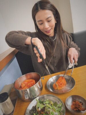 Hebe Tien Fu-chen Instagram - 🍴人間煙火🥢Just Do Eat🐽

因為體驗白羊寺的行程，讓我有機會人生第一次到首爾。
記得上一次到韓國是國小時期了，當時的首爾還稱爲漢城。（我的天😮竟然是經歷過漢城時代的長輩了 ！哈哈！我是古人嗎！👲🏻）

首次的首爾行，美食清單當然要一一✔️
雪濃湯✔️
烤豬五花✔️
水芹牛肉湯✔️
蔘雞湯✔️
Twelve 蔬果汁✔️
烤韓牛✔️
菜包肉✔️
韓式炸雞✔️
Zest🍸✔️
🥐☕️🍓…

喜歡山林的簡單樸素和寧靜；
也開心體驗都市叢林裡，
眼耳鼻舌口忙著被誘惑的豐盛。

🎤心裡不住唱起<人間煙火>：
感謝老天周到款待我
我作了什麼 能這樣享受
.
.
.
每天
嘗試什麼 探索什麼 新鮮我
咀嚼什麼 消化什麼 美麗我
食人間煙火 作完整的我
擁抱什麼 捨棄什麼 圓滿我
去作什麼 不作什麼 成熟我
這人間煙火 要盡情揮霍
這種幸福不愧疚

這人間煙火享受得開心又感激！😋