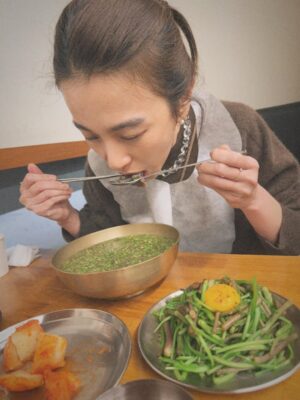 Hebe Tien Fu-chen Instagram - 🍴人間煙火🥢Just Do Eat🐽

因為體驗白羊寺的行程，讓我有機會人生第一次到首爾。
記得上一次到韓國是國小時期了，當時的首爾還稱爲漢城。（我的天😮竟然是經歷過漢城時代的長輩了 ！哈哈！我是古人嗎！👲🏻）

首次的首爾行，美食清單當然要一一✔️
雪濃湯✔️
烤豬五花✔️
水芹牛肉湯✔️
蔘雞湯✔️
Twelve 蔬果汁✔️
烤韓牛✔️
菜包肉✔️
韓式炸雞✔️
Zest🍸✔️
🥐☕️🍓…

喜歡山林的簡單樸素和寧靜；
也開心體驗都市叢林裡，
眼耳鼻舌口忙著被誘惑的豐盛。

🎤心裡不住唱起<人間煙火>：
感謝老天周到款待我
我作了什麼 能這樣享受
.
.
.
每天
嘗試什麼 探索什麼 新鮮我
咀嚼什麼 消化什麼 美麗我
食人間煙火 作完整的我
擁抱什麼 捨棄什麼 圓滿我
去作什麼 不作什麼 成熟我
這人間煙火 要盡情揮霍
這種幸福不愧疚

這人間煙火享受得開心又感激！😋