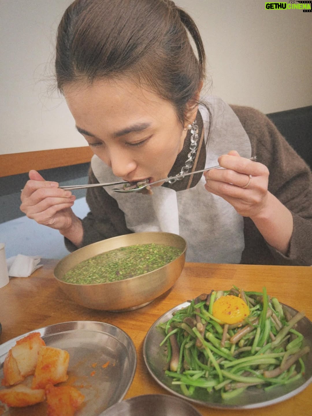 Hebe Tien Fu-chen - 159.6K Likes - 🍴人間煙火🥢Just Do Eat🐽

因為體驗白羊寺的行程，讓我有機會人生第一次到首爾。
記得上一次到韓國是國小時期了，當時的首爾還稱爲漢城。（我的天😮竟然是經歷過漢城時代的長輩了 ！哈哈！我是古人嗎！👲🏻）

首次的首爾行，美食清單當然要一一✔️
雪濃湯✔️
烤豬五花✔️
水芹牛肉湯✔️
蔘雞湯✔️
Twelve 蔬果汁✔️
烤韓牛✔️
菜包肉✔️
韓式炸雞✔️
Zest🍸✔️
🥐☕️🍓…

喜歡山林的簡單樸素和寧靜；
也開心體驗都市叢林裡，
眼耳鼻舌口忙著被誘惑的豐盛。

🎤心裡不住唱起<人間煙火>：
感謝老天周到款待我
我作了什麼 能這樣享受
.
.
.
每天
嘗試什麼 探索什麼 新鮮我
咀嚼什麼 消化什麼 美麗我
食人間煙火 作完整的我
擁抱什麼 捨棄什麼 圓滿我
去作什麼 不作什麼 成熟我
這人間煙火 要盡情揮霍
這種幸福不愧疚

這人間煙火享受得開心又感激！😋