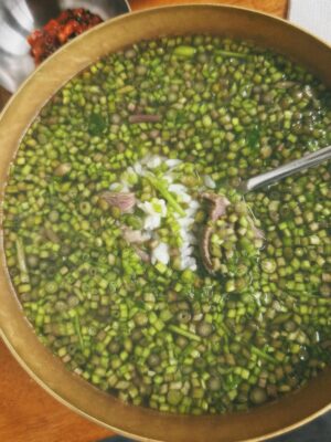Hebe Tien Fu-chen Instagram - 🍴人間煙火🥢Just Do Eat🐽

因為體驗白羊寺的行程，讓我有機會人生第一次到首爾。
記得上一次到韓國是國小時期了，當時的首爾還稱爲漢城。（我的天😮竟然是經歷過漢城時代的長輩了 ！哈哈！我是古人嗎！👲🏻）

首次的首爾行，美食清單當然要一一✔️
雪濃湯✔️
烤豬五花✔️
水芹牛肉湯✔️
蔘雞湯✔️
Twelve 蔬果汁✔️
烤韓牛✔️
菜包肉✔️
韓式炸雞✔️
Zest🍸✔️
🥐☕️🍓…

喜歡山林的簡單樸素和寧靜；
也開心體驗都市叢林裡，
眼耳鼻舌口忙著被誘惑的豐盛。

🎤心裡不住唱起<人間煙火>：
感謝老天周到款待我
我作了什麼 能這樣享受
.
.
.
每天
嘗試什麼 探索什麼 新鮮我
咀嚼什麼 消化什麼 美麗我
食人間煙火 作完整的我
擁抱什麼 捨棄什麼 圓滿我
去作什麼 不作什麼 成熟我
這人間煙火 要盡情揮霍
這種幸福不愧疚

這人間煙火享受得開心又感激！😋