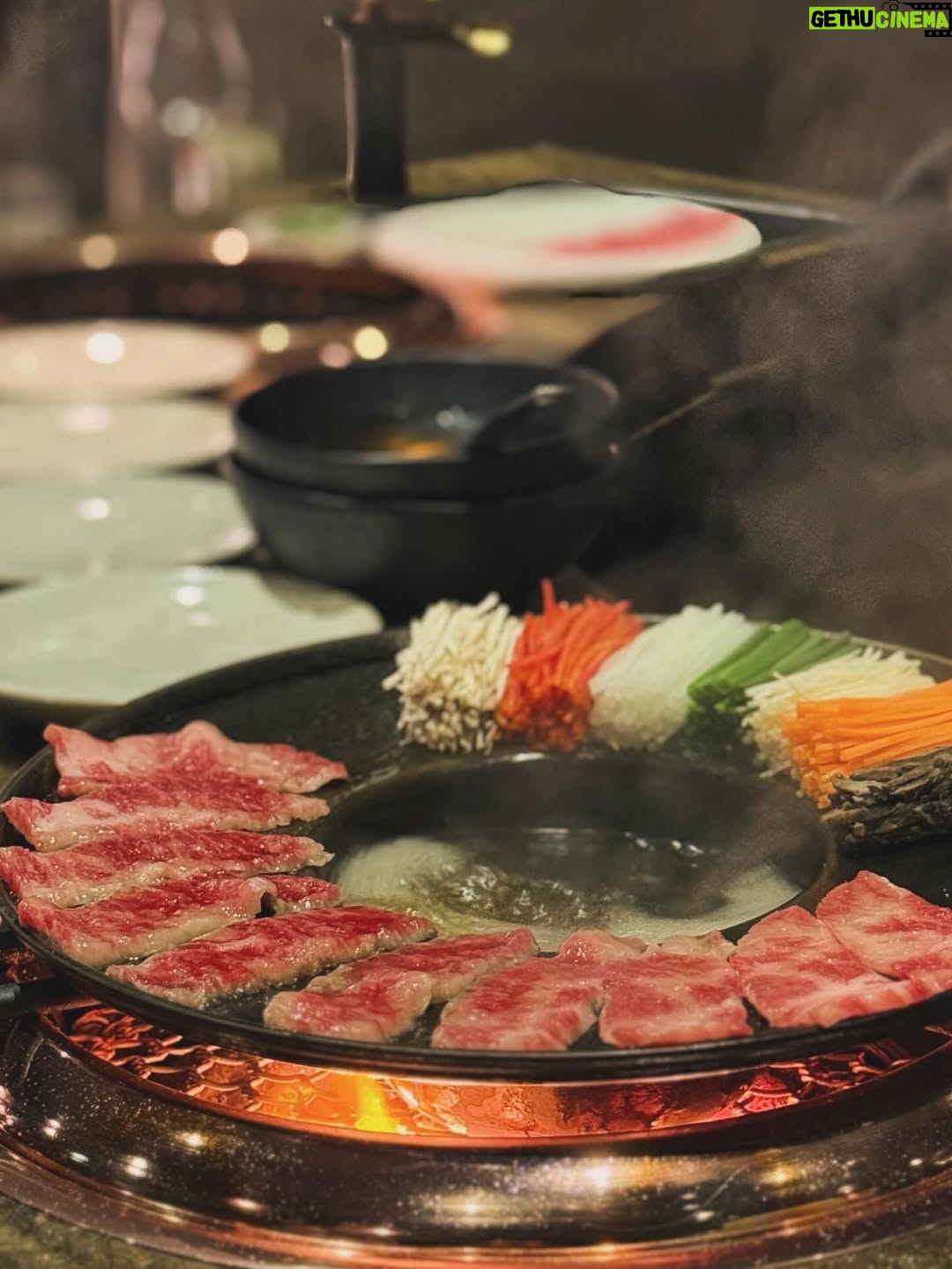 Hebe Tien Fu-chen - 159.6K Likes - 🍴人間煙火🥢Just Do Eat🐽

因為體驗白羊寺的行程，讓我有機會人生第一次到首爾。
記得上一次到韓國是國小時期了，當時的首爾還稱爲漢城。（我的天😮竟然是經歷過漢城時代的長輩了 ！哈哈！我是古人嗎！👲🏻）

首次的首爾行，美食清單當然要一一✔️
雪濃湯✔️
烤豬五花✔️
水芹牛肉湯✔️
蔘雞湯✔️
Twelve 蔬果汁✔️
烤韓牛✔️
菜包肉✔️
韓式炸雞✔️
Zest🍸✔️
🥐☕️🍓…

喜歡山林的簡單樸素和寧靜；
也開心體驗都市叢林裡，
眼耳鼻舌口忙著被誘惑的豐盛。

🎤心裡不住唱起<人間煙火>：
感謝老天周到款待我
我作了什麼 能這樣享受
.
.
.
每天
嘗試什麼 探索什麼 新鮮我
咀嚼什麼 消化什麼 美麗我
食人間煙火 作完整的我
擁抱什麼 捨棄什麼 圓滿我
去作什麼 不作什麼 成熟我
這人間煙火 要盡情揮霍
這種幸福不愧疚

這人間煙火享受得開心又感激！😋