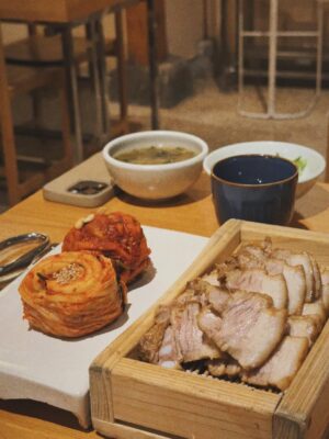 Hebe Tien Fu-chen Instagram - 🍴人間煙火🥢Just Do Eat🐽

因為體驗白羊寺的行程，讓我有機會人生第一次到首爾。
記得上一次到韓國是國小時期了，當時的首爾還稱爲漢城。（我的天😮竟然是經歷過漢城時代的長輩了 ！哈哈！我是古人嗎！👲🏻）

首次的首爾行，美食清單當然要一一✔️
雪濃湯✔️
烤豬五花✔️
水芹牛肉湯✔️
蔘雞湯✔️
Twelve 蔬果汁✔️
烤韓牛✔️
菜包肉✔️
韓式炸雞✔️
Zest🍸✔️
🥐☕️🍓…

喜歡山林的簡單樸素和寧靜；
也開心體驗都市叢林裡，
眼耳鼻舌口忙著被誘惑的豐盛。

🎤心裡不住唱起<人間煙火>：
感謝老天周到款待我
我作了什麼 能這樣享受
.
.
.
每天
嘗試什麼 探索什麼 新鮮我
咀嚼什麼 消化什麼 美麗我
食人間煙火 作完整的我
擁抱什麼 捨棄什麼 圓滿我
去作什麼 不作什麼 成熟我
這人間煙火 要盡情揮霍
這種幸福不愧疚

這人間煙火享受得開心又感激！😋