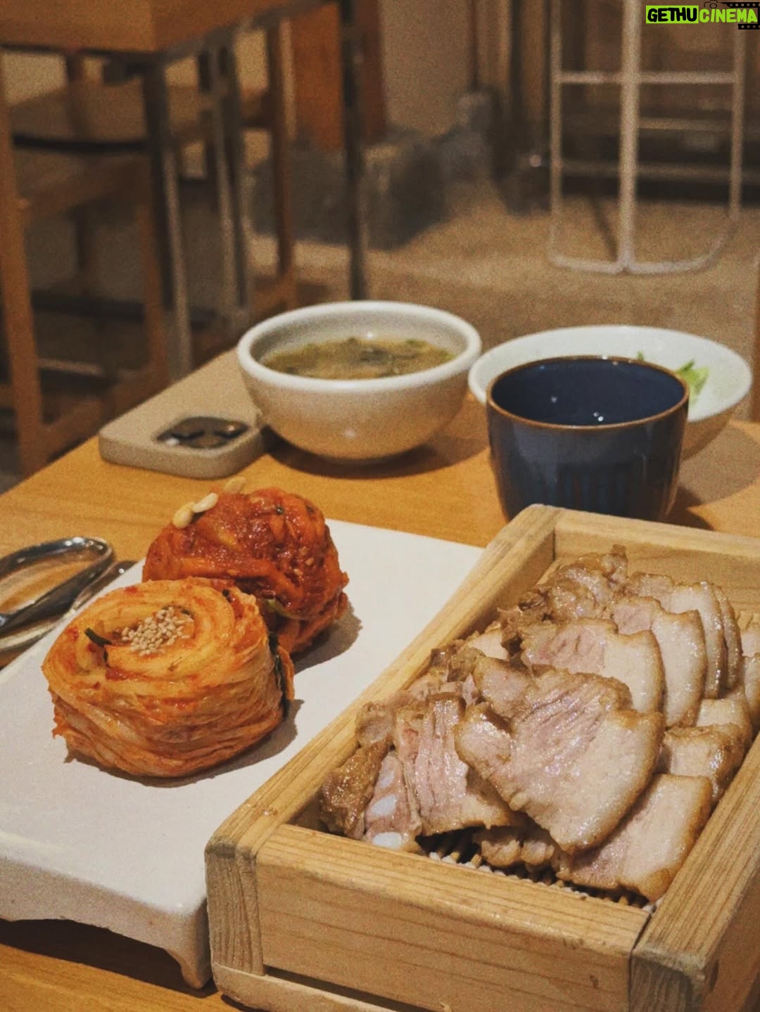 Hebe Tien Fu-chen - 159.6K Likes - 🍴人間煙火🥢Just Do Eat🐽

因為體驗白羊寺的行程，讓我有機會人生第一次到首爾。
記得上一次到韓國是國小時期了，當時的首爾還稱爲漢城。（我的天😮竟然是經歷過漢城時代的長輩了 ！哈哈！我是古人嗎！👲🏻）

首次的首爾行，美食清單當然要一一✔️
雪濃湯✔️
烤豬五花✔️
水芹牛肉湯✔️
蔘雞湯✔️
Twelve 蔬果汁✔️
烤韓牛✔️
菜包肉✔️
韓式炸雞✔️
Zest🍸✔️
🥐☕️🍓…

喜歡山林的簡單樸素和寧靜；
也開心體驗都市叢林裡，
眼耳鼻舌口忙著被誘惑的豐盛。

🎤心裡不住唱起<人間煙火>：
感謝老天周到款待我
我作了什麼 能這樣享受
.
.
.
每天
嘗試什麼 探索什麼 新鮮我
咀嚼什麼 消化什麼 美麗我
食人間煙火 作完整的我
擁抱什麼 捨棄什麼 圓滿我
去作什麼 不作什麼 成熟我
這人間煙火 要盡情揮霍
這種幸福不愧疚

這人間煙火享受得開心又感激！😋