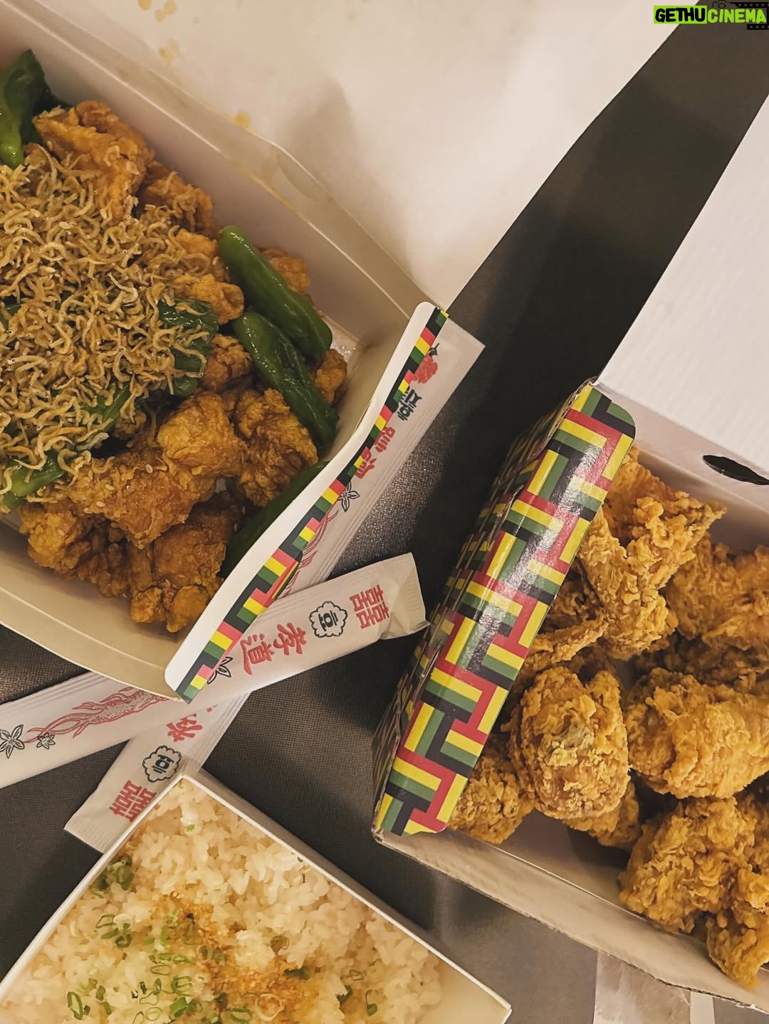 Hebe Tien Fu-chen - 159.6K Likes - 🍴人間煙火🥢Just Do Eat🐽

因為體驗白羊寺的行程，讓我有機會人生第一次到首爾。
記得上一次到韓國是國小時期了，當時的首爾還稱爲漢城。（我的天😮竟然是經歷過漢城時代的長輩了 ！哈哈！我是古人嗎！👲🏻）

首次的首爾行，美食清單當然要一一✔️
雪濃湯✔️
烤豬五花✔️
水芹牛肉湯✔️
蔘雞湯✔️
Twelve 蔬果汁✔️
烤韓牛✔️
菜包肉✔️
韓式炸雞✔️
Zest🍸✔️
🥐☕️🍓…

喜歡山林的簡單樸素和寧靜；
也開心體驗都市叢林裡，
眼耳鼻舌口忙著被誘惑的豐盛。

🎤心裡不住唱起<人間煙火>：
感謝老天周到款待我
我作了什麼 能這樣享受
.
.
.
每天
嘗試什麼 探索什麼 新鮮我
咀嚼什麼 消化什麼 美麗我
食人間煙火 作完整的我
擁抱什麼 捨棄什麼 圓滿我
去作什麼 不作什麼 成熟我
這人間煙火 要盡情揮霍
這種幸福不愧疚

這人間煙火享受得開心又感激！😋