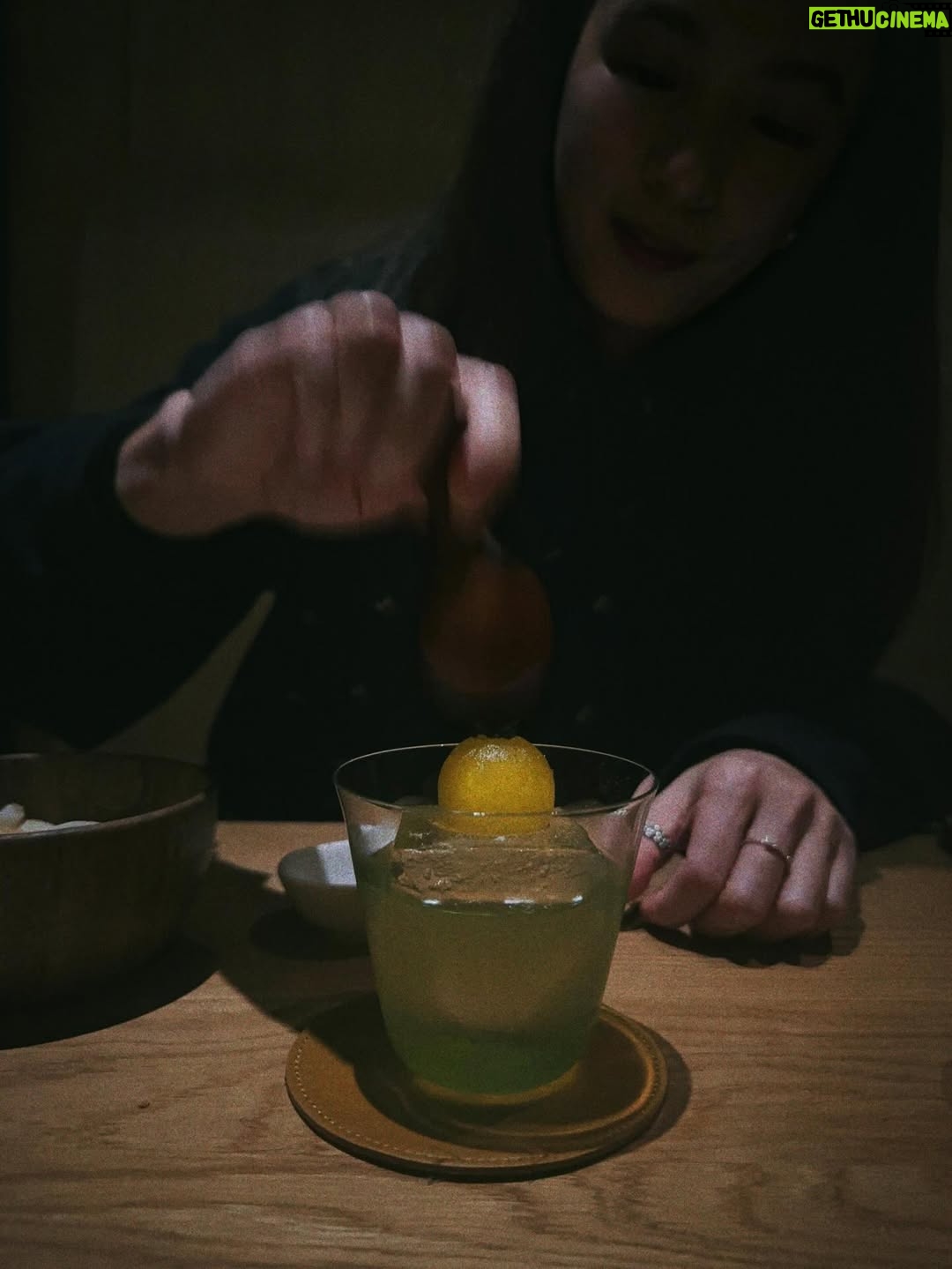 Hebe Tien Fu-chen - 159.6K Likes - 🍴人間煙火🥢Just Do Eat🐽

因為體驗白羊寺的行程，讓我有機會人生第一次到首爾。
記得上一次到韓國是國小時期了，當時的首爾還稱爲漢城。（我的天😮竟然是經歷過漢城時代的長輩了 ！哈哈！我是古人嗎！👲🏻）

首次的首爾行，美食清單當然要一一✔️
雪濃湯✔️
烤豬五花✔️
水芹牛肉湯✔️
蔘雞湯✔️
Twelve 蔬果汁✔️
烤韓牛✔️
菜包肉✔️
韓式炸雞✔️
Zest🍸✔️
🥐☕️🍓…

喜歡山林的簡單樸素和寧靜；
也開心體驗都市叢林裡，
眼耳鼻舌口忙著被誘惑的豐盛。

🎤心裡不住唱起<人間煙火>：
感謝老天周到款待我
我作了什麼 能這樣享受
.
.
.
每天
嘗試什麼 探索什麼 新鮮我
咀嚼什麼 消化什麼 美麗我
食人間煙火 作完整的我
擁抱什麼 捨棄什麼 圓滿我
去作什麼 不作什麼 成熟我
這人間煙火 要盡情揮霍
這種幸福不愧疚

這人間煙火享受得開心又感激！😋