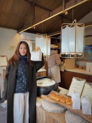 Hebe Tien Fu-chen Instagram - 🍴人間煙火🥢Just Do Eat🐽

因為體驗白羊寺的行程，讓我有機會人生第一次到首爾。
記得上一次到韓國是國小時期了，當時的首爾還稱爲漢城。（我的天😮竟然是經歷過漢城時代的長輩了 ！哈哈！我是古人嗎！👲🏻）

首次的首爾行，美食清單當然要一一✔️
雪濃湯✔️
烤豬五花✔️
水芹牛肉湯✔️
蔘雞湯✔️
Twelve 蔬果汁✔️
烤韓牛✔️
菜包肉✔️
韓式炸雞✔️
Zest🍸✔️
🥐☕️🍓…

喜歡山林的簡單樸素和寧靜；
也開心體驗都市叢林裡，
眼耳鼻舌口忙著被誘惑的豐盛。

🎤心裡不住唱起<人間煙火>：
感謝老天周到款待我
我作了什麼 能這樣享受
.
.
.
每天
嘗試什麼 探索什麼 新鮮我
咀嚼什麼 消化什麼 美麗我
食人間煙火 作完整的我
擁抱什麼 捨棄什麼 圓滿我
去作什麼 不作什麼 成熟我
這人間煙火 要盡情揮霍
這種幸福不愧疚

這人間煙火享受得開心又感激！😋