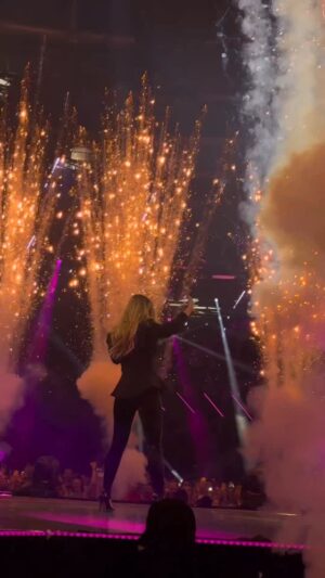 Helene Fischer Instagram - Wow, ich bin noch immer ganz gerührt von gestern.
Danke euch allen für die schönen Minuten die ich durch euch alle hatte 🤍 Große Vorfreude auf den diesjährigen Sommer mit euch 🙌🏻
Macht‘s euch gemütlich!!!
Eure Helene