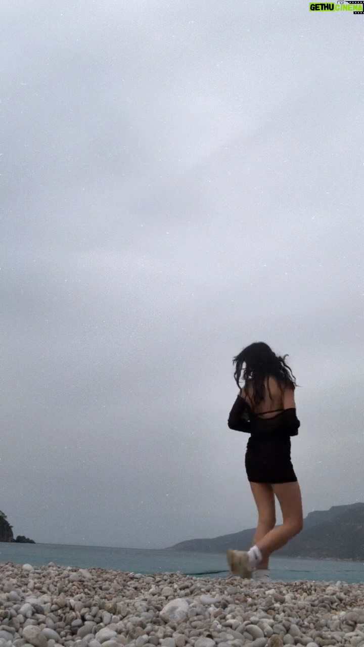 Helin Kandemir - 359.1K Likes - “Tam anlamıyla şahaneydi, koca bir yıl. 
Her şey sığmaz aslında bir yıla;ama sığdı. 
İyi mi oldu,bence baya iyi oldu.
-Yani diyeceğim şu ki; teşekkür ederim.
İyi ki yaşamışız,gibi bi şey”
#25 💌