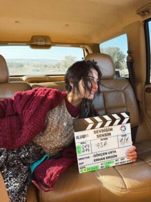 Helin Kandemir Instagram - “Ay bunları kesssin atıcam yayından sonra”🐣 @sevdigimsensintvresmi
