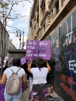 Herly RG Instagram - Lo sanador que fue marchar con mi mamá 😭❤️‍🩹 que el privilegio no nos nuble la empatía, ¡MUJER ESCUCHA ESTA ES TU LUCHA! necesitamos seguir alzando la voz por ti, por todas, por nosotras 💜💚
