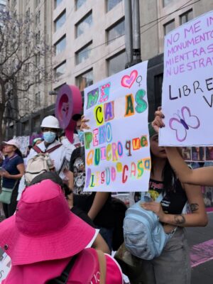 Herly RG Instagram - Lo sanador que fue marchar con mi mamá 😭❤️‍🩹 que el privilegio no nos nuble la empatía, ¡MUJER ESCUCHA ESTA ES TU LUCHA! necesitamos seguir alzando la voz por ti, por todas, por nosotras 💜💚