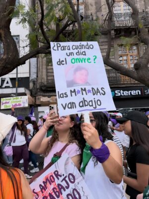 Herly RG Instagram - Lo sanador que fue marchar con mi mamá 😭❤️‍🩹 que el privilegio no nos nuble la empatía, ¡MUJER ESCUCHA ESTA ES TU LUCHA! necesitamos seguir alzando la voz por ti, por todas, por nosotras 💜💚