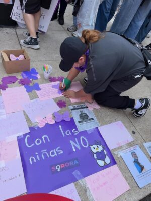 Herly RG Instagram - Lo sanador que fue marchar con mi mamá 😭❤️‍🩹 que el privilegio no nos nuble la empatía, ¡MUJER ESCUCHA ESTA ES TU LUCHA! necesitamos seguir alzando la voz por ti, por todas, por nosotras 💜💚
