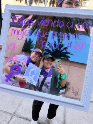 Herly RG Instagram - Lo sanador que fue marchar con mi mamá 😭❤️‍🩹 que el privilegio no nos nuble la empatía, ¡MUJER ESCUCHA ESTA ES TU LUCHA! necesitamos seguir alzando la voz por ti, por todas, por nosotras 💜💚