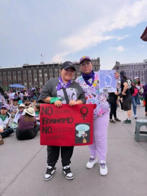 Herly RG Instagram - Lo sanador que fue marchar con mi mamá 😭❤️‍🩹 que el privilegio no nos nuble la empatía, ¡MUJER ESCUCHA ESTA ES TU LUCHA! necesitamos seguir alzando la voz por ti, por todas, por nosotras 💜💚