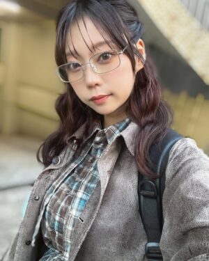 Hikaru Aoyama Instagram - ヘアメイクしてもらった時の帰りは、テンション上がるよねぇ☺️
この日は、ちょい春コーデでした🌷
このくらいが1番好きな季節。
ワンピースはPAGEBOY。上着はAmeri
伊達メガネは、rienda👓
#instagood
#instafashion