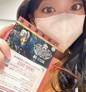 Hikaru Aoyama Instagram - 本日 #ワンピースカードゲーム チャンピオンシップ2022in大阪に
行ってきました🥹🥹🥹🥹🥹
(ガチプライベート✌️)
.
わざわざ、沖縄から飛行機を大阪にしてもらいましたw
事務所には感謝です🙏😇
.
しかしながら、本当に時間なくてだなww
全く練習出来ていません😇
カードプールはわかってるつもりでも、考えが長考してしまい
対戦相手には、ご迷惑をおかけしたかと思います🥲🙏スミマセヌ…
.
相変わらず、好きなデッキでいきましたが
今回も楽しく!出来ました!!!
なんなら、1勝できました⭕☺️
やっぱり勝てると嬉しいですね?😂🙏
.
.
さくっと結果を言うと
1回戦目、赤ゾロ❌(後攻)
2回戦目、黒サカズキ⭕️(先攻)
3回戦目、黒スモーカー❌(後攻)
4回戦目、赤ゾロ❌(先攻?)
.
最後は先攻だった気がするんだけど、間違えてたらごめんなさい🙏💦
とにかくこんな感じでドロップしました!😅
赤ゾロに苦手意識持ちそうで本当にヤバい🤦♀️🤦♀️
でも、エンジョイ勢で前回より1戦多く戦えたことに🙆♀️(ポジティブ←)
.
というより、当選してびびってますw
めちゃ嬉しい☺️☺️
次の東京は、落選してしまったけど💦
.
また来年もTGC頑張りたいので、ポケカもデジカもワンピも頑張りますっ🥰(遠い目)
.
.
会場で、話しかけてくれた方もいて嬉しい- ̗̀ ( ˶'ᵕ'˶) ̖́-
しかも、プライベートなのわかっててくれるのでさくっと話して去っていく💁♀️えらい👏💮
(写真撮れなくてマジごめんね🥹)
またゲリラですが、色んなところに居るかもなので探してみてください()🤣🤣
.
対戦してくれた方も本当にありがとうございました!
会場のスタッフさんたちも、お疲れ様でしたー!!
.
ちょいと短いけど、動画も撮ってあるので
ショートか普通に動画かYouTubeかTikTokに載せたいと思います😶
.
ではでは!👋