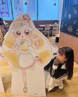 Hikaru Aoyama Instagram - この間、あいあいとおジャ魔女どれみカフェ(ハロウィン)に行ってきました🎃✨
.
最近、20周年でおジャ魔女どれみがすごい盛り上がってる☺️☺️☺️
ほんとに嬉しいです( ◜ᴗ◝ )ニコ♡
地味に推しがハナちゃん🥰🫶そしてぽっぷなんです🫶
イチオシはハナちゃん⸜🌷︎⸝
.
ランダムブロマイドとコースターがたまたまハナちゃんで嬉しすぎた😳💗やばくね?やばくね?w
アクスタとかもおんぷちゃん以外はあったので🙌😂(おんぷちゃんやっぱり強すぎww)
また色々とPOPUPとかも展開されるらしいのでハナちゃんのグッズを集めたいと思います🫶♡
.
.
.
そしてその後は、久しぶりにポケセンに〜🙌🙌
マイピカチュウかなり売ってて⚡️o'ᆺ'o⚡️
しかも本当に色んなピカチュウいて可愛すぎる😭💛
私はあんまりピカチュウ好きとかじゃないのですが、あまりにも良すぎる&ひとつしか買えないっていうのが素晴らしすぎる😂👏
思わず、ちょい寸胴な初期っぽいピカチュウ見つけたので御出迎えです🫶⚡️
せっかくなので、ネームタグも付けてあげました笑🤣🤣
そしてまだ買ったことの無いリザードンさんもいたので御出迎えです🔥🤣
久しぶりにポケセンでいっぱい買い物しました😂平日なのに人多かったですね、流石でした☝️
.
.
.
その後は、ナンジャタウンへ☺️
アイナナイベントが丁度やっていたので〜笑
あいあいとオタ活楽しすぎてたくさん推し事しましたわ🤷♀️
本当に楽しすぎるし久しぶりにできてストレス解消〜😇🙏
新しい曲のMV、TRIGGERもかっこよ過ぎて🫰💙
ナンジャタウンだと、みんな猫耳になるので俺得なんです(?)
最高の空間でしたね、、、ちゃんと言い聞かせないと1日居ちゃう、、、🤣ミニゲームがかなりハイレベルで笑いましたw
.
.
.
そのあとバンダイガチャデパートの方へ〜!!
奥の方にサンライズショップがあって、なんと!歴代のアニメ宣伝ポスターがTシャツに!!
「「「カウボーイビバップ」」」あるやん???サンライズってさ???🥹🥹🥹
…買いました☺️☺️☺️☺️☺️☺️☺️☺️☺️🫰
昔のアニメってなかなかグッズ展開されてない(当時は買えてない)から
見つけて良かったですほんと🫶😂
ほんと散財🫶(いい意味で)
.
.
洋服も買いまして笑
.
MACOジャンもこの間着てました🫰💛
これ、暖かくて最高です🥰🥰
普通に着ててもまだ暑いくらいwww
もうちょい寒くなってから着ようと思います✌️
.
#猫娘のオタ活報告 #人生楽しい #ありがとう推し
#おジャ魔女どれみ #おジャ魔女どれみカフェ #ポケモン #ポケモンセンター #pokemon #ナンジャタウン #ナンジャタウンアイナナ #アイドリッシュセブン #アイナナ #キルラキル #満艦飾マコ