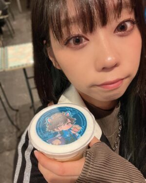 Hikaru Aoyama Instagram - この間、あいあいとおジャ魔女どれみカフェ(ハロウィン)に行ってきました🎃✨
.
最近、20周年でおジャ魔女どれみがすごい盛り上がってる☺️☺️☺️
ほんとに嬉しいです( ◜ᴗ◝ )ニコ♡
地味に推しがハナちゃん🥰🫶そしてぽっぷなんです🫶
イチオシはハナちゃん⸜🌷︎⸝
.
ランダムブロマイドとコースターがたまたまハナちゃんで嬉しすぎた😳💗やばくね?やばくね?w
アクスタとかもおんぷちゃん以外はあったので🙌😂(おんぷちゃんやっぱり強すぎww)
また色々とPOPUPとかも展開されるらしいのでハナちゃんのグッズを集めたいと思います🫶♡
.
.
.
そしてその後は、久しぶりにポケセンに〜🙌🙌
マイピカチュウかなり売ってて⚡️o'ᆺ'o⚡️
しかも本当に色んなピカチュウいて可愛すぎる😭💛
私はあんまりピカチュウ好きとかじゃないのですが、あまりにも良すぎる&ひとつしか買えないっていうのが素晴らしすぎる😂👏
思わず、ちょい寸胴な初期っぽいピカチュウ見つけたので御出迎えです🫶⚡️
せっかくなので、ネームタグも付けてあげました笑🤣🤣
そしてまだ買ったことの無いリザードンさんもいたので御出迎えです🔥🤣
久しぶりにポケセンでいっぱい買い物しました😂平日なのに人多かったですね、流石でした☝️
.
.
.
その後は、ナンジャタウンへ☺️
アイナナイベントが丁度やっていたので〜笑
あいあいとオタ活楽しすぎてたくさん推し事しましたわ🤷♀️
本当に楽しすぎるし久しぶりにできてストレス解消〜😇🙏
新しい曲のMV、TRIGGERもかっこよ過ぎて🫰💙
ナンジャタウンだと、みんな猫耳になるので俺得なんです(?)
最高の空間でしたね、、、ちゃんと言い聞かせないと1日居ちゃう、、、🤣ミニゲームがかなりハイレベルで笑いましたw
.
.
.
そのあとバンダイガチャデパートの方へ〜!!
奥の方にサンライズショップがあって、なんと!歴代のアニメ宣伝ポスターがTシャツに!!
「「「カウボーイビバップ」」」あるやん???サンライズってさ???🥹🥹🥹
…買いました☺️☺️☺️☺️☺️☺️☺️☺️☺️🫰
昔のアニメってなかなかグッズ展開されてない(当時は買えてない)から
見つけて良かったですほんと🫶😂
ほんと散財🫶(いい意味で)
.
.
洋服も買いまして笑
.
MACOジャンもこの間着てました🫰💛
これ、暖かくて最高です🥰🥰
普通に着ててもまだ暑いくらいwww
もうちょい寒くなってから着ようと思います✌️
.
#猫娘のオタ活報告 #人生楽しい #ありがとう推し
#おジャ魔女どれみ #おジャ魔女どれみカフェ #ポケモン #ポケモンセンター #pokemon #ナンジャタウン #ナンジャタウンアイナナ #アイドリッシュセブン #アイナナ #キルラキル #満艦飾マコ