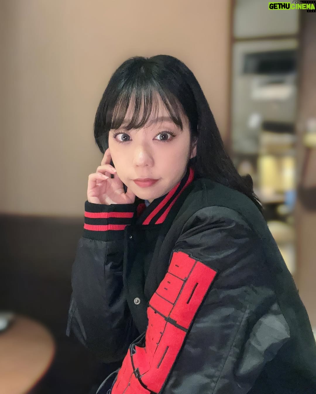 Hikaru Aoyama - 6.5K Likes - この間、あいあいとおジャ魔女どれみカフェ(ハロウィン)に行ってきました🎃✨
．
最近、20周年でおジャ魔女どれみがすごい盛り上がってる☺️☺️☺️
ほんとに嬉しいです( ◜ᴗ◝ )ﾆｺ♡
地味に推しがハナちゃん🥰🫶そしてぽっぷなんです🫶
イチオシはハナちゃん⸜🌷︎⸝‍
．
ランダムブロマイドとコースターがたまたまハナちゃんで嬉しすぎた😳💗やばくね？やばくね？w
アクスタとかもおんぷちゃん以外はあったので🙌😂(おんぷちゃんやっぱり強すぎww)
また色々とPOPUPとかも展開されるらしいのでハナちゃんのグッズを集めたいと思います🫶♡
．
．
．
そしてその後は、久しぶりにポケセンに〜🙌🙌
マイピカチュウかなり売ってて⚡️o'ᆺ'o⚡️
しかも本当に色んなピカチュウいて可愛すぎる😭💛
私はあんまりピカチュウ好きとかじゃないのですが、あまりにも良すぎる＆ひとつしか買えないっていうのが素晴らしすぎる😂👏
思わず、ちょい寸胴な初期っぽいピカチュウ見つけたので御出迎えです🫶⚡️
せっかくなので、ネームタグも付けてあげました笑🤣🤣
そしてまだ買ったことの無いリザードンさんもいたので御出迎えです🔥🤣
久しぶりにポケセンでいっぱい買い物しました😂平日なのに人多かったですね、流石でした☝️

．
．
．
その後は、ナンジャタウンへ☺️
アイナナイベントが丁度やっていたので〜笑
あいあいとオタ活楽しすぎてたくさん推し事しましたわ🤷‍♀️
本当に楽しすぎるし久しぶりにできてストレス解消〜😇🙏
新しい曲のMV、TRIGGERもかっこよ過ぎて🫰💙
ナンジャタウンだと、みんな猫耳になるので俺得なんです(？)
最高の空間でしたね、、、ちゃんと言い聞かせないと1日居ちゃう、、、🤣ミニゲームがかなりハイレベルで笑いましたw
．
．
．
そのあとバンダイガチャデパートの方へ〜！！
奥の方にサンライズショップがあって、なんと！歴代のアニメ宣伝ポスターがTシャツに！！
「「「カウボーイビバップ」」」あるやん？？？サンライズってさ？？？🥹🥹🥹
…買いました☺️☺️☺️☺️☺️☺️☺️☺️☺️🫰
昔のアニメってなかなかグッズ展開されてない(当時は買えてない)から
見つけて良かったですほんと🫶😂
ほんと散財🫶(いい意味で)
．
．
洋服も買いまして笑
．
MACOジャンもこの間着てました🫰💛
これ、暖かくて最高です🥰🥰
普通に着ててもまだ暑いくらいwww
もうちょい寒くなってから着ようと思います✌️
．
#猫娘のオタ活報告 #人生楽しい #ありがとう推し 
#おジャ魔女どれみ #おジャ魔女どれみカフェ #ポケモン #ポケモンセンター #pokemon #ナンジャタウン #ナンジャタウンアイナナ #アイドリッシュセブン #アイナナ #キルラキル #満艦飾マコ