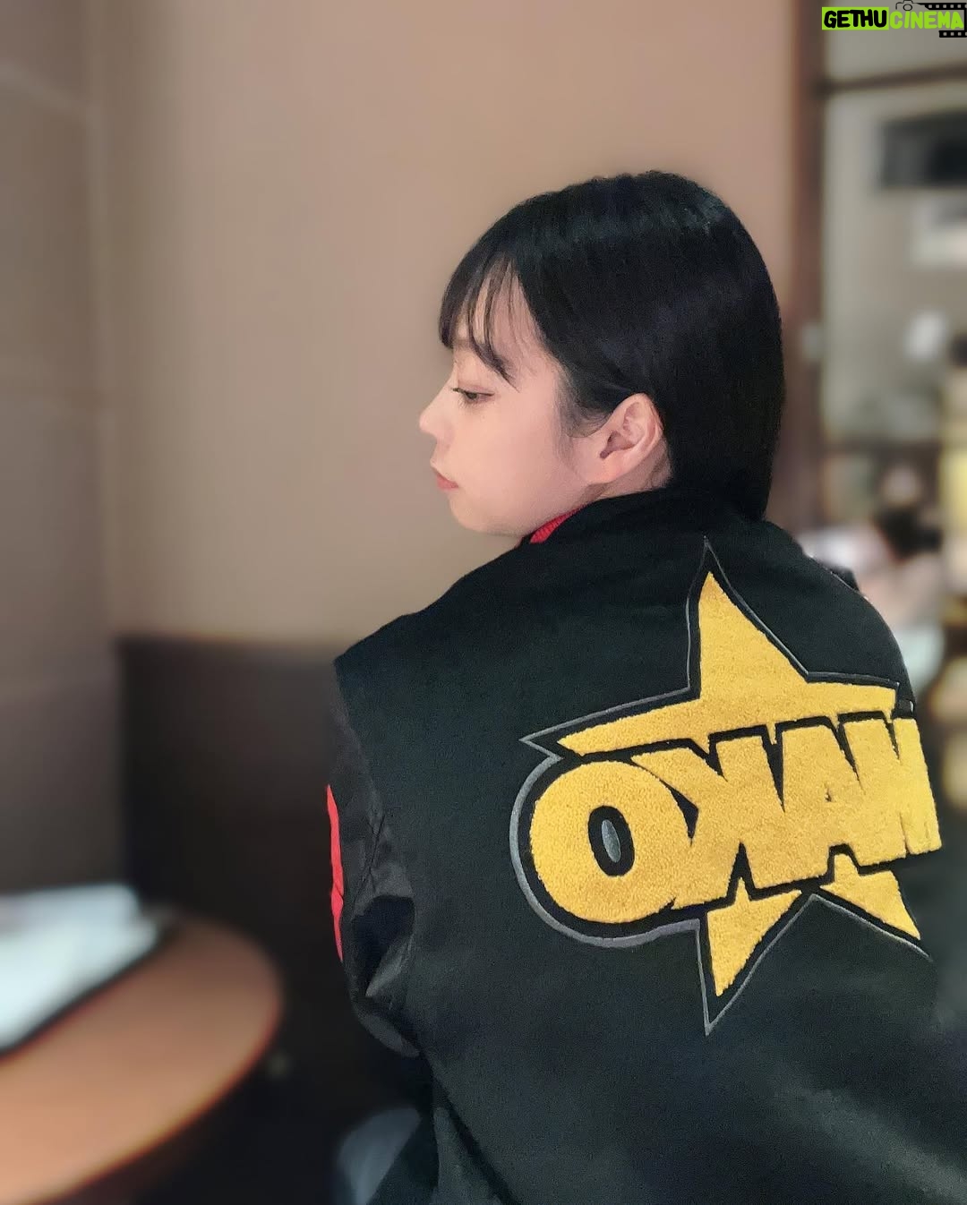 Hikaru Aoyama - 6.5K Likes - この間、あいあいとおジャ魔女どれみカフェ(ハロウィン)に行ってきました🎃✨
．
最近、20周年でおジャ魔女どれみがすごい盛り上がってる☺️☺️☺️
ほんとに嬉しいです( ◜ᴗ◝ )ﾆｺ♡
地味に推しがハナちゃん🥰🫶そしてぽっぷなんです🫶
イチオシはハナちゃん⸜🌷︎⸝‍
．
ランダムブロマイドとコースターがたまたまハナちゃんで嬉しすぎた😳💗やばくね？やばくね？w
アクスタとかもおんぷちゃん以外はあったので🙌😂(おんぷちゃんやっぱり強すぎww)
また色々とPOPUPとかも展開されるらしいのでハナちゃんのグッズを集めたいと思います🫶♡
．
．
．
そしてその後は、久しぶりにポケセンに〜🙌🙌
マイピカチュウかなり売ってて⚡️o'ᆺ'o⚡️
しかも本当に色んなピカチュウいて可愛すぎる😭💛
私はあんまりピカチュウ好きとかじゃないのですが、あまりにも良すぎる＆ひとつしか買えないっていうのが素晴らしすぎる😂👏
思わず、ちょい寸胴な初期っぽいピカチュウ見つけたので御出迎えです🫶⚡️
せっかくなので、ネームタグも付けてあげました笑🤣🤣
そしてまだ買ったことの無いリザードンさんもいたので御出迎えです🔥🤣
久しぶりにポケセンでいっぱい買い物しました😂平日なのに人多かったですね、流石でした☝️

．
．
．
その後は、ナンジャタウンへ☺️
アイナナイベントが丁度やっていたので〜笑
あいあいとオタ活楽しすぎてたくさん推し事しましたわ🤷‍♀️
本当に楽しすぎるし久しぶりにできてストレス解消〜😇🙏
新しい曲のMV、TRIGGERもかっこよ過ぎて🫰💙
ナンジャタウンだと、みんな猫耳になるので俺得なんです(？)
最高の空間でしたね、、、ちゃんと言い聞かせないと1日居ちゃう、、、🤣ミニゲームがかなりハイレベルで笑いましたw
．
．
．
そのあとバンダイガチャデパートの方へ〜！！
奥の方にサンライズショップがあって、なんと！歴代のアニメ宣伝ポスターがTシャツに！！
「「「カウボーイビバップ」」」あるやん？？？サンライズってさ？？？🥹🥹🥹
…買いました☺️☺️☺️☺️☺️☺️☺️☺️☺️🫰
昔のアニメってなかなかグッズ展開されてない(当時は買えてない)から
見つけて良かったですほんと🫶😂
ほんと散財🫶(いい意味で)
．
．
洋服も買いまして笑
．
MACOジャンもこの間着てました🫰💛
これ、暖かくて最高です🥰🥰
普通に着ててもまだ暑いくらいwww
もうちょい寒くなってから着ようと思います✌️
．
#猫娘のオタ活報告 #人生楽しい #ありがとう推し 
#おジャ魔女どれみ #おジャ魔女どれみカフェ #ポケモン #ポケモンセンター #pokemon #ナンジャタウン #ナンジャタウンアイナナ #アイドリッシュセブン #アイナナ #キルラキル #満艦飾マコ