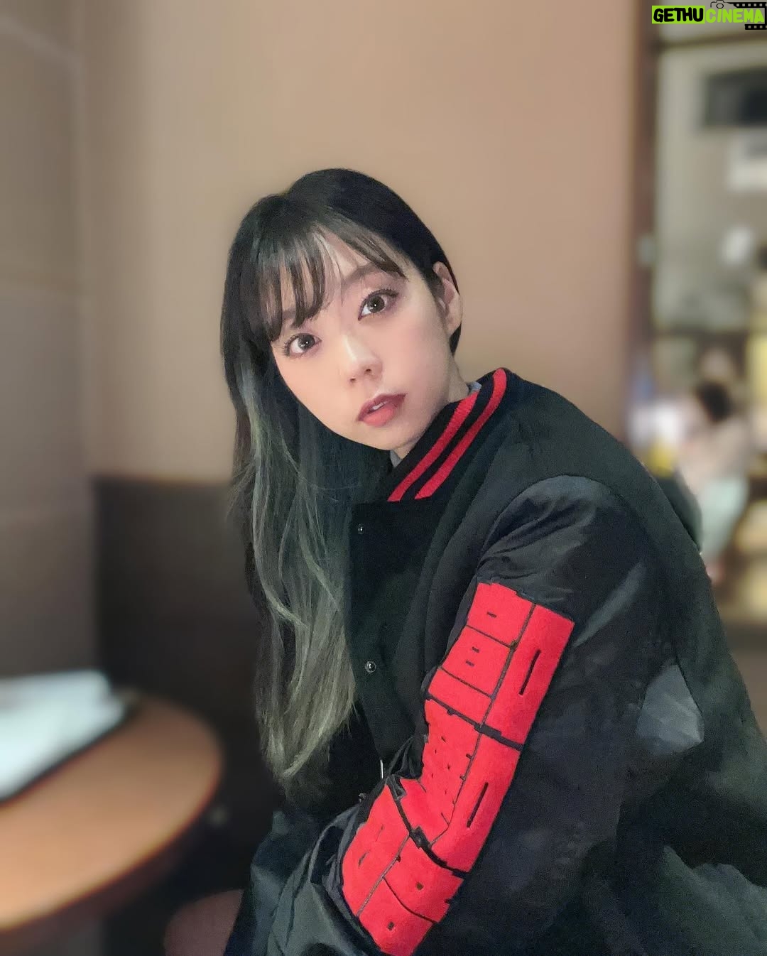 Hikaru Aoyama - 6.5K Likes - この間、あいあいとおジャ魔女どれみカフェ(ハロウィン)に行ってきました🎃✨
．
最近、20周年でおジャ魔女どれみがすごい盛り上がってる☺️☺️☺️
ほんとに嬉しいです( ◜ᴗ◝ )ﾆｺ♡
地味に推しがハナちゃん🥰🫶そしてぽっぷなんです🫶
イチオシはハナちゃん⸜🌷︎⸝‍
．
ランダムブロマイドとコースターがたまたまハナちゃんで嬉しすぎた😳💗やばくね？やばくね？w
アクスタとかもおんぷちゃん以外はあったので🙌😂(おんぷちゃんやっぱり強すぎww)
また色々とPOPUPとかも展開されるらしいのでハナちゃんのグッズを集めたいと思います🫶♡
．
．
．
そしてその後は、久しぶりにポケセンに〜🙌🙌
マイピカチュウかなり売ってて⚡️o'ᆺ'o⚡️
しかも本当に色んなピカチュウいて可愛すぎる😭💛
私はあんまりピカチュウ好きとかじゃないのですが、あまりにも良すぎる＆ひとつしか買えないっていうのが素晴らしすぎる😂👏
思わず、ちょい寸胴な初期っぽいピカチュウ見つけたので御出迎えです🫶⚡️
せっかくなので、ネームタグも付けてあげました笑🤣🤣
そしてまだ買ったことの無いリザードンさんもいたので御出迎えです🔥🤣
久しぶりにポケセンでいっぱい買い物しました😂平日なのに人多かったですね、流石でした☝️

．
．
．
その後は、ナンジャタウンへ☺️
アイナナイベントが丁度やっていたので〜笑
あいあいとオタ活楽しすぎてたくさん推し事しましたわ🤷‍♀️
本当に楽しすぎるし久しぶりにできてストレス解消〜😇🙏
新しい曲のMV、TRIGGERもかっこよ過ぎて🫰💙
ナンジャタウンだと、みんな猫耳になるので俺得なんです(？)
最高の空間でしたね、、、ちゃんと言い聞かせないと1日居ちゃう、、、🤣ミニゲームがかなりハイレベルで笑いましたw
．
．
．
そのあとバンダイガチャデパートの方へ〜！！
奥の方にサンライズショップがあって、なんと！歴代のアニメ宣伝ポスターがTシャツに！！
「「「カウボーイビバップ」」」あるやん？？？サンライズってさ？？？🥹🥹🥹
…買いました☺️☺️☺️☺️☺️☺️☺️☺️☺️🫰
昔のアニメってなかなかグッズ展開されてない(当時は買えてない)から
見つけて良かったですほんと🫶😂
ほんと散財🫶(いい意味で)
．
．
洋服も買いまして笑
．
MACOジャンもこの間着てました🫰💛
これ、暖かくて最高です🥰🥰
普通に着ててもまだ暑いくらいwww
もうちょい寒くなってから着ようと思います✌️
．
#猫娘のオタ活報告 #人生楽しい #ありがとう推し 
#おジャ魔女どれみ #おジャ魔女どれみカフェ #ポケモン #ポケモンセンター #pokemon #ナンジャタウン #ナンジャタウンアイナナ #アイドリッシュセブン #アイナナ #キルラキル #満艦飾マコ