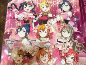 Hikaru Aoyama Instagram - 先日、あいあいとオタ活してきました〜っ
安定のラブライブカフェ☕✧
やっぱμ's最高やん?🥰🥰
可愛すぎた、そしてスクフェス2をその場でダウンロードしましたww
.
カフェからもらえるUFOキャッチャー券で
まさかの2回で取れるミラクル🤣
えりちだったけど🤣まあよし🫶
あいあいからもらいました🫶💗
.
そして、久しぶりにプリクラ✨
色んな意味で変わりすぎてて、驚いたww
めっちゃ笑いましたわ😄
最近のプリクラはすごいねえ😌😌w
.
あいあいとまったりゆったりオタ活して楽しかったわ〜🥹✨
またしたい🤤✨