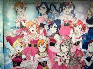 Hikaru Aoyama Instagram - 先日、あいあいとオタ活してきました〜っ
安定のラブライブカフェ☕✧
やっぱμ's最高やん?🥰🥰
可愛すぎた、そしてスクフェス2をその場でダウンロードしましたww
.
カフェからもらえるUFOキャッチャー券で
まさかの2回で取れるミラクル🤣
えりちだったけど🤣まあよし🫶
あいあいからもらいました🫶💗
.
そして、久しぶりにプリクラ✨
色んな意味で変わりすぎてて、驚いたww
めっちゃ笑いましたわ😄
最近のプリクラはすごいねえ😌😌w
.
あいあいとまったりゆったりオタ活して楽しかったわ〜🥹✨
またしたい🤤✨