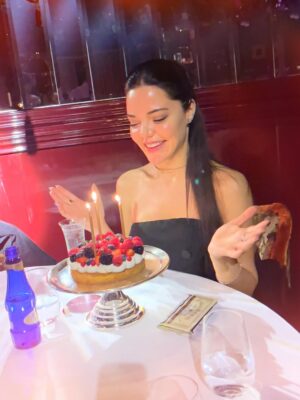 Hilal Altınbilek Instagram - Yolun ilk yarısı hiç fena değildi ama ikinci yarısını daha gerçek güzelliklerle karşılıyorum . Yeni yaşlar için dileğim daha çok sevdiklerimizle olalım ve daha çok neşe… huzur ve sağlık hep bizimle olsun zaten…