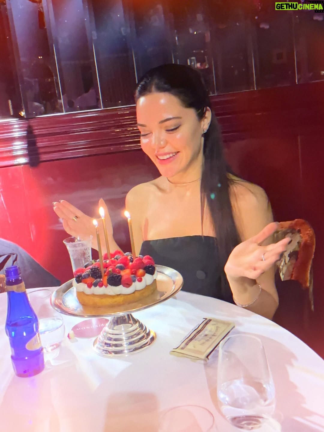Hilal Altınbilek - 229.9K Likes - Yolun ilk yarısı hiç fena değildi ama ikinci yarısını  daha gerçek güzelliklerle  karşılıyorum . Yeni yaşlar  için dileğim daha çok sevdiklerimizle olalım ve daha çok neşe… huzur ve sağlık hep bizimle olsun zaten…