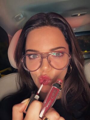 Hilal Altınbilek Instagram - Yılın ilk hafta sonu geldi, hazır mıyız?💋
Deborah Super Gloss No.9’un cam gibi parlaklığıyla bu yılda ışıldamaya devam ediyoruz✨
@watsonsturkiye #i̇şbirliği