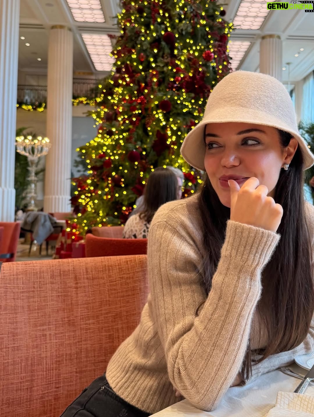 Hilal Altınbilek - 196.9K Likes - London for a day. Mood upgraded✨🎄
