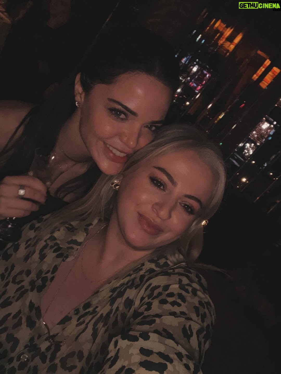 Hilal Altınbilek - 229.9K Likes - Yolun ilk yarısı hiç fena değildi ama ikinci yarısını  daha gerçek güzelliklerle  karşılıyorum . Yeni yaşlar  için dileğim daha çok sevdiklerimizle olalım ve daha çok neşe… huzur ve sağlık hep bizimle olsun zaten…