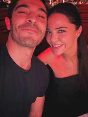 Hilal Altınbilek Instagram - Yolun ilk yarısı hiç fena değildi ama ikinci yarısını daha gerçek güzelliklerle karşılıyorum . Yeni yaşlar için dileğim daha çok sevdiklerimizle olalım ve daha çok neşe… huzur ve sağlık hep bizimle olsun zaten…